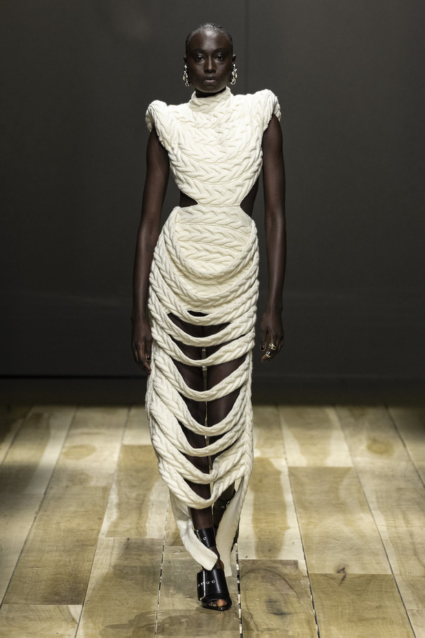 من مجموعة الكسندر مكوين لخريف وشتاء 2023-2024