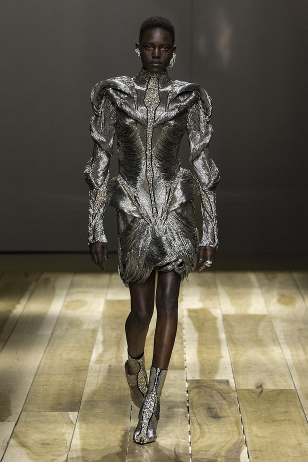 من مجموعة الكسندر مكوين لخريف وشتاء 2023-2024