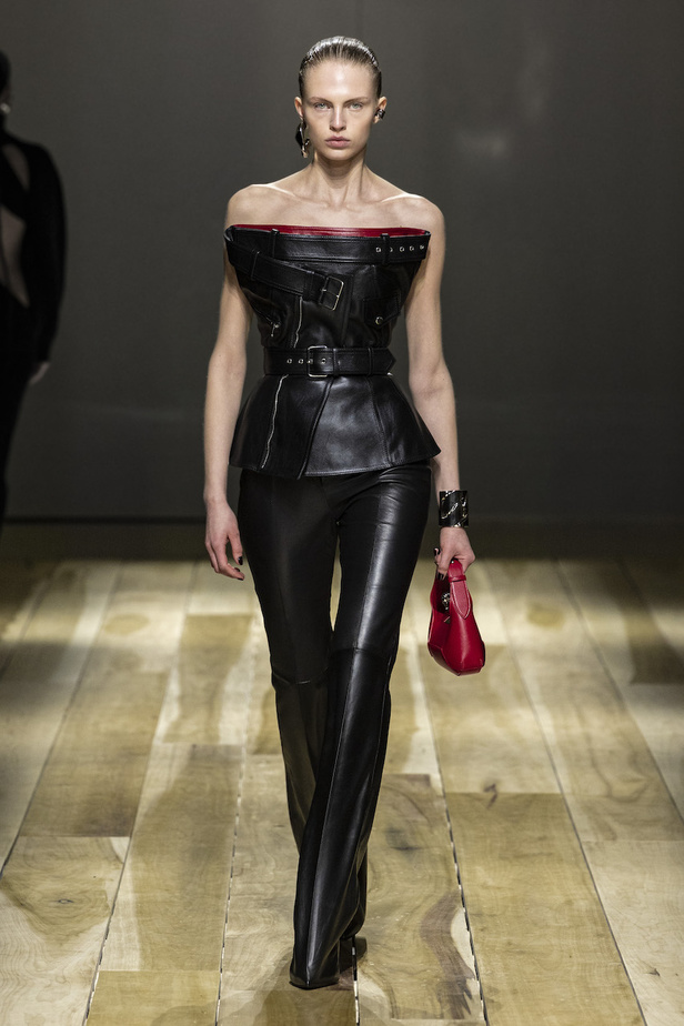 من مجموعة الكسندر مكوين لخريف وشتاء 2023-2024