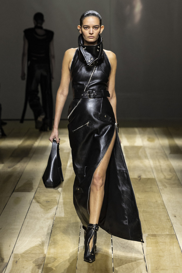 من مجموعة الكسندر مكوين لخريف وشتاء 2023-2024