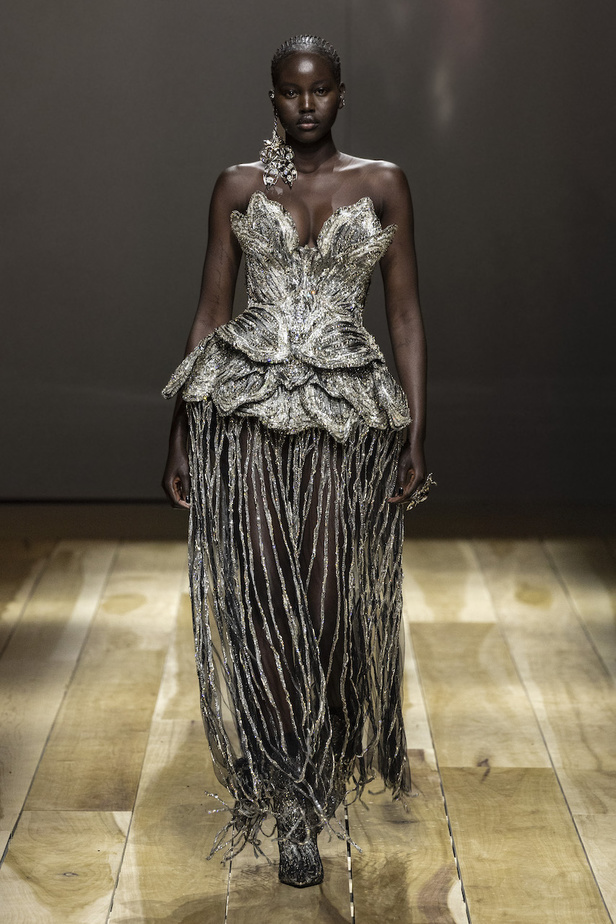 من مجموعة الكسندر مكوين لخريف وشتاء 2023-2024