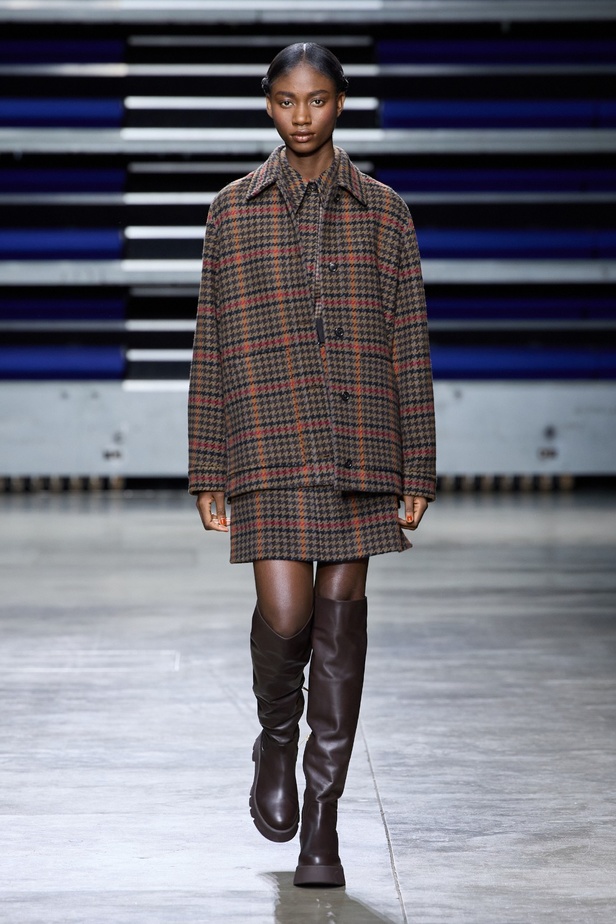 مجموعة Akris لخريف وشتاء 2023-2024 تعود بنا إلى السبعينيات