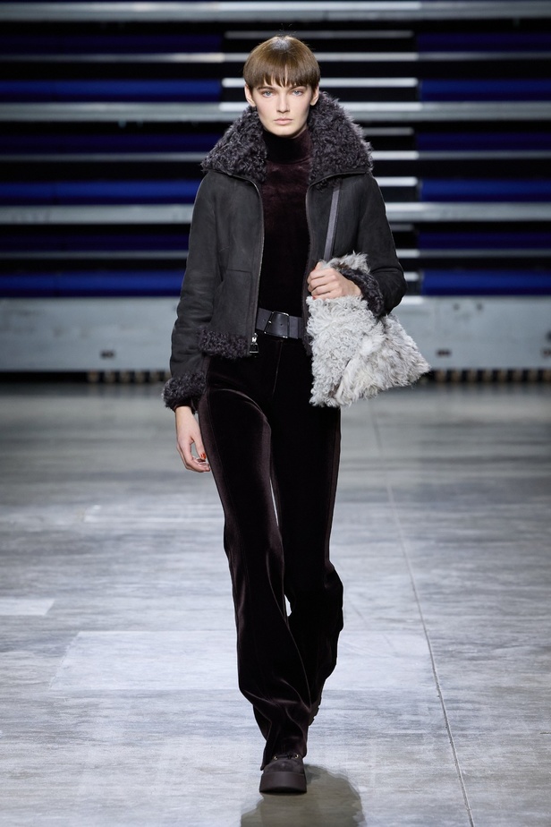 مجموعة Akris لخريف وشتاء 2023-2024 تعود بنا إلى السبعينيات