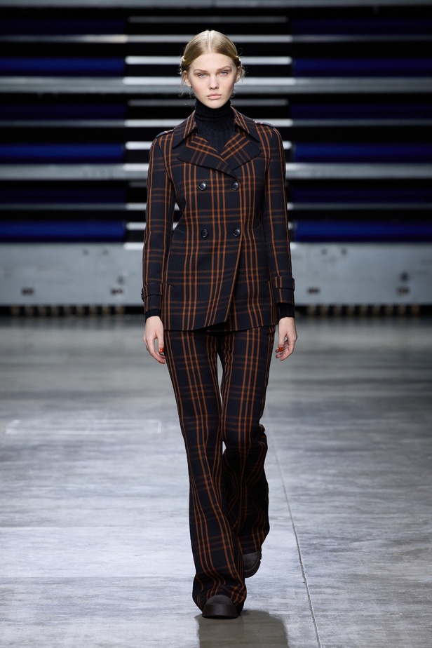 مجموعة Akris لخريف وشتاء 2023-2024 تعود بنا إلى السبعينيات