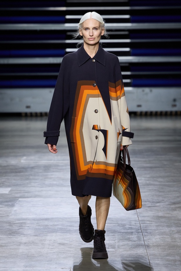 مجموعة Akris لخريف وشتاء 2023-2024 تعود بنا إلى السبعينيات