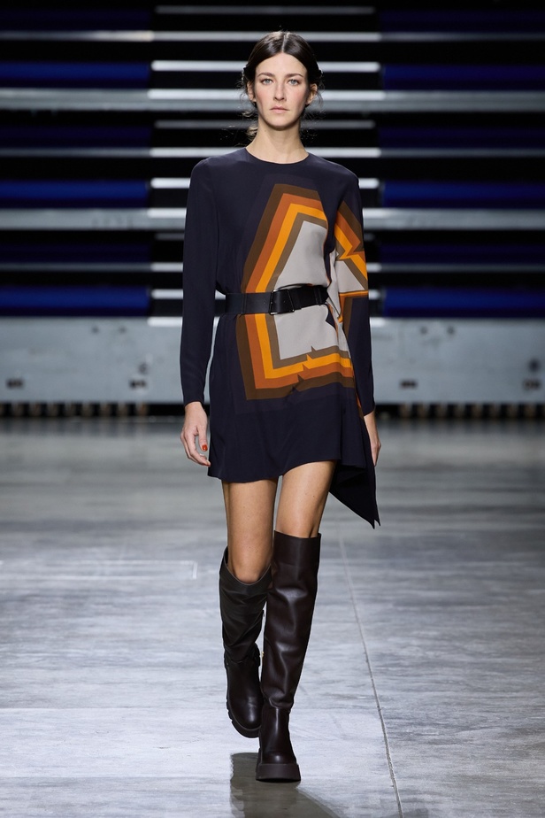 مجموعة Akris لخريف وشتاء 2023-2024 تعود بنا إلى السبعينيات