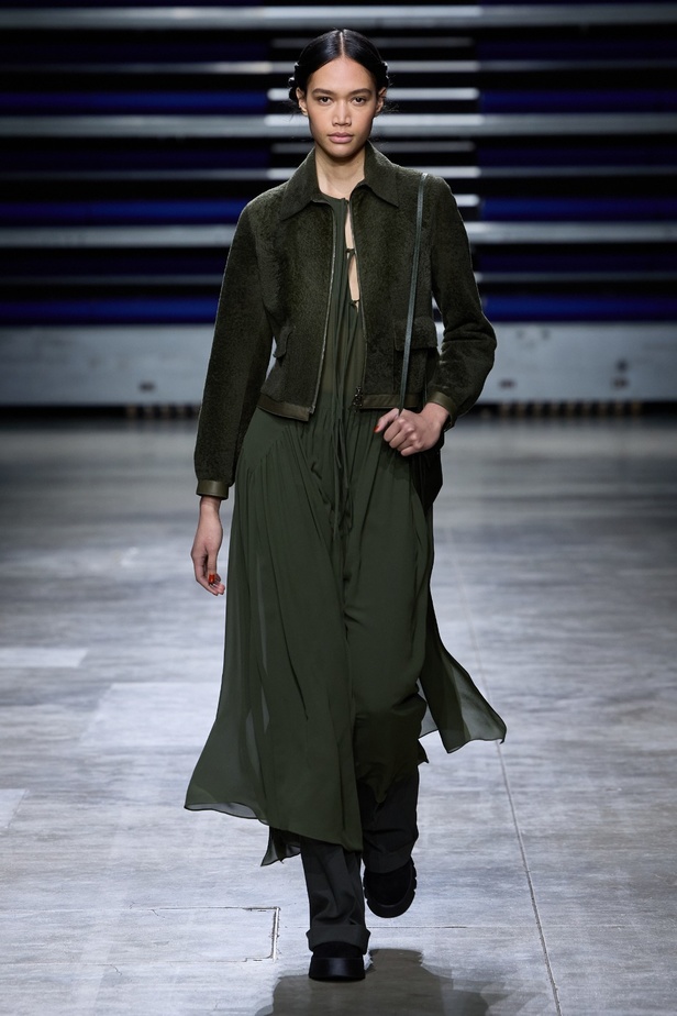 مجموعة Akris لخريف وشتاء 2023-2024 تعود بنا إلى السبعينيات