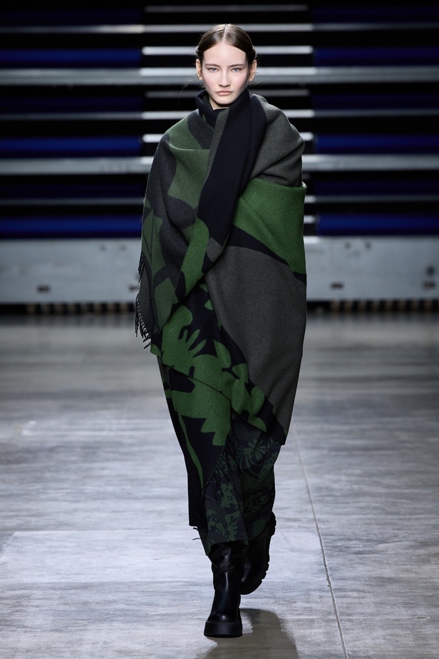 مجموعة Akris لخريف وشتاء 2023-2024 تعود بنا إلى السبعينيات