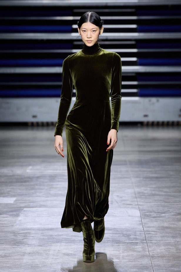 مجموعة Akris لخريف وشتاء 2023-2024 تعود بنا إلى السبعينيات