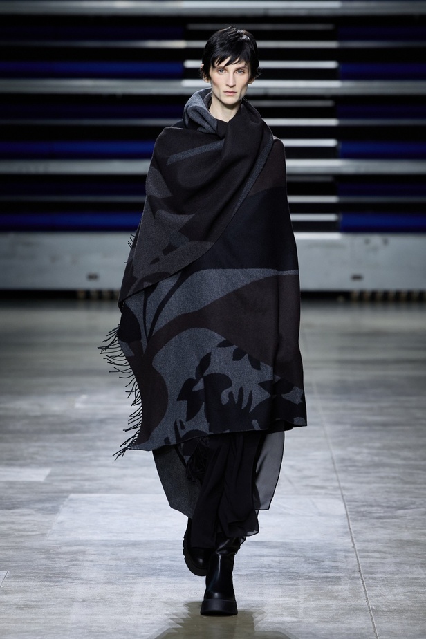 مجموعة Akris لخريف وشتاء 2023-2024 تعود بنا إلى السبعينيات