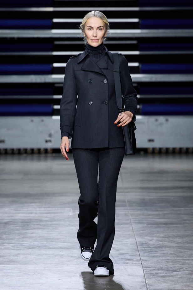 مجموعة Akris لخريف وشتاء 2023-2024 تعود بنا إلى السبعينيات