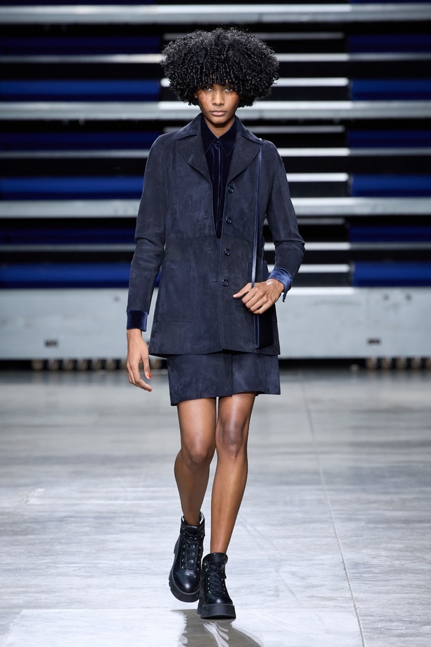 مجموعة Akris لخريف وشتاء 2023-2024 تعود بنا إلى السبعينيات