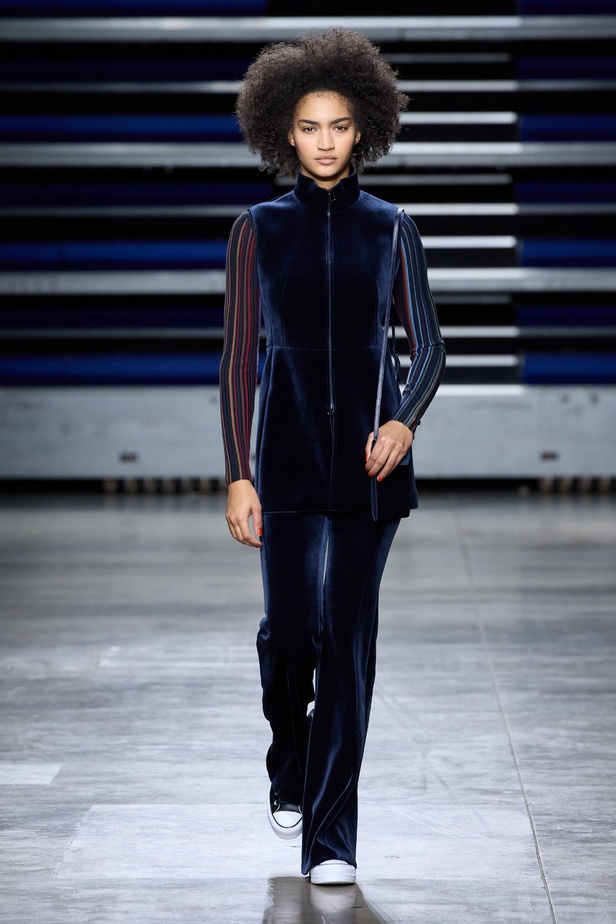 مجموعة Akris لخريف وشتاء 2023-2024 تعود بنا إلى السبعينيات