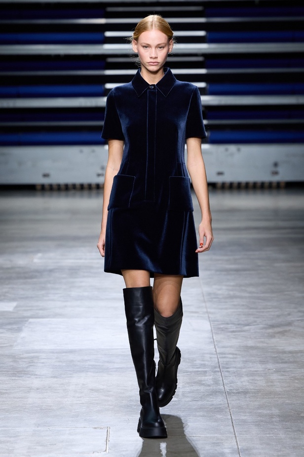 مجموعة Akris لخريف وشتاء 2023-2024 تعود بنا إلى السبعينيات