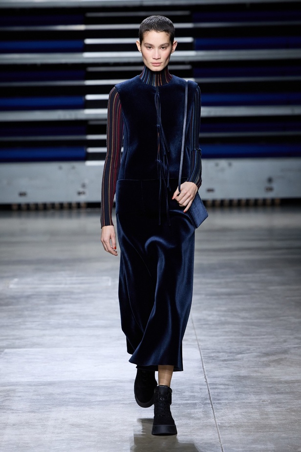 مجموعة Akris لخريف وشتاء 2023-2024 تعود بنا إلى السبعينيات