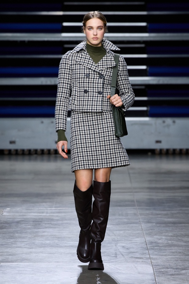 مجموعة Akris لخريف وشتاء 2023-2024 تعود بنا إلى السبعينيات