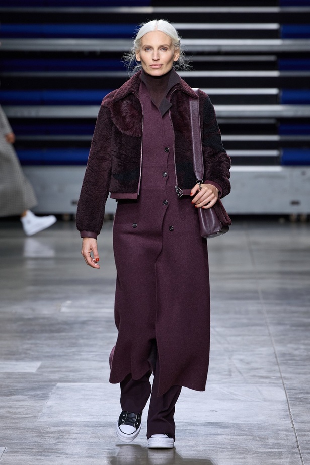 مجموعة Akris لخريف وشتاء 2023-2024 تعود بنا إلى السبعينيات