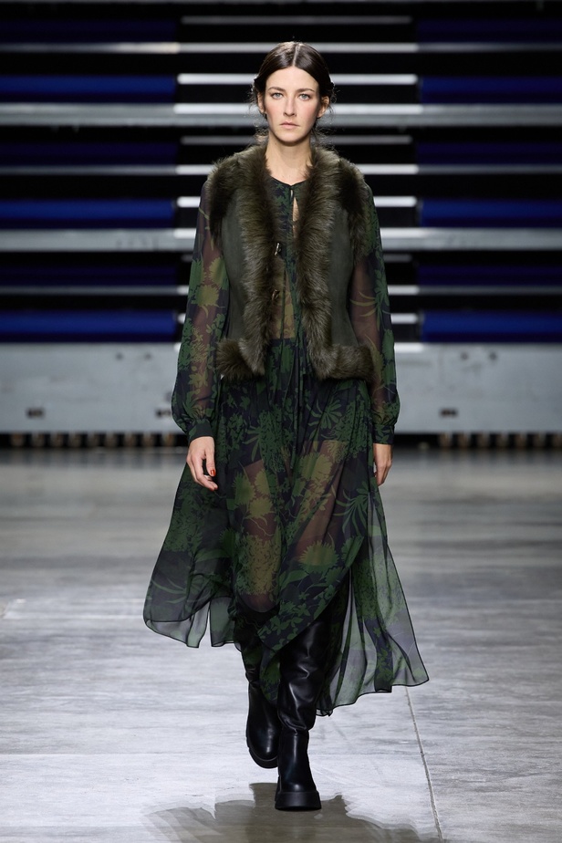 مجموعة Akris لخريف وشتاء 2023-2024 تعود بنا إلى السبعينيات