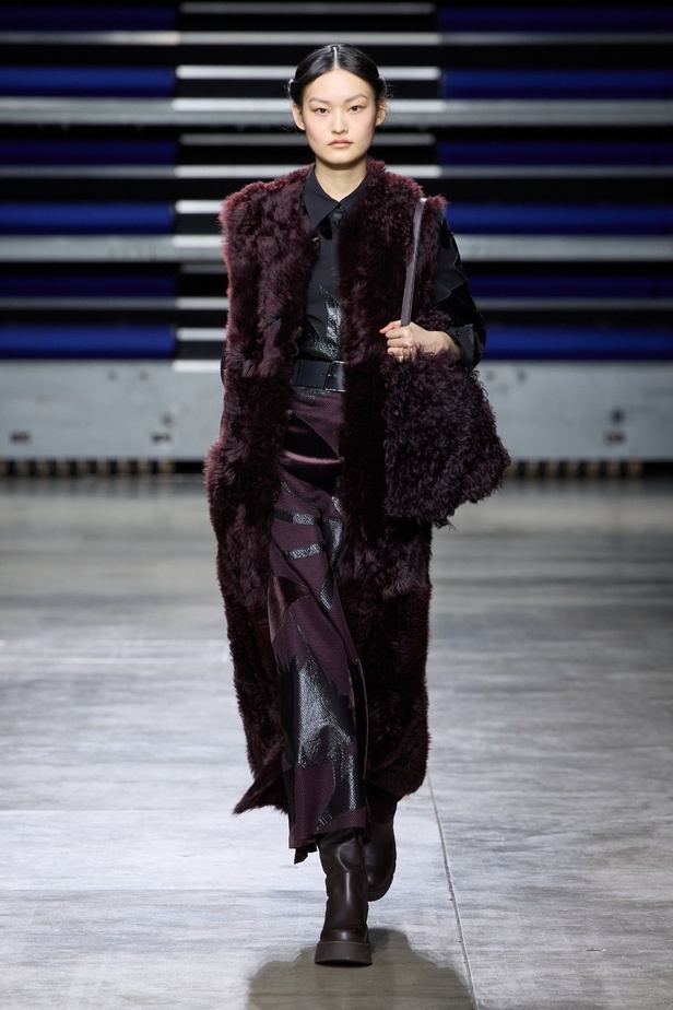 مجموعة Akris لخريف وشتاء 2023-2024 تعود بنا إلى السبعينيات