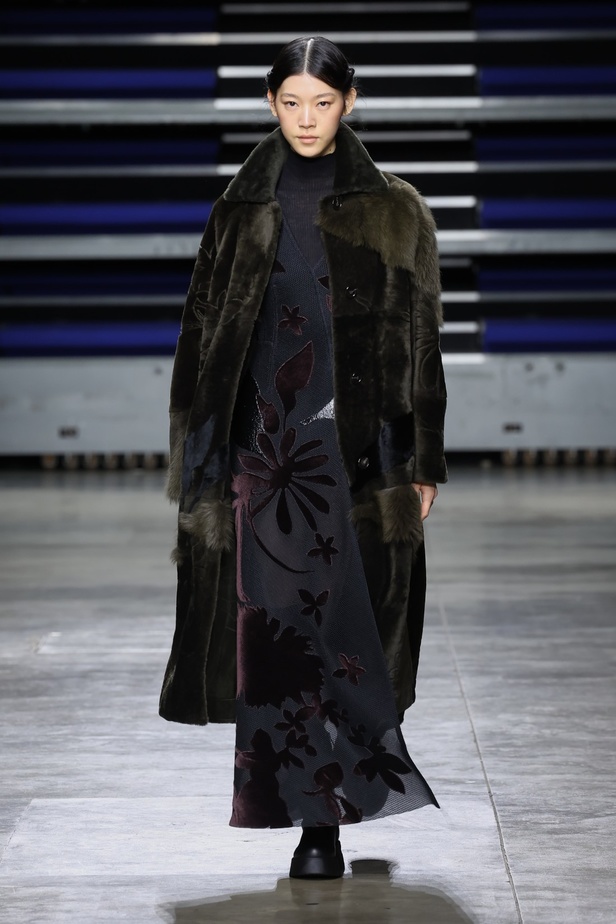 مجموعة Akris لخريف وشتاء 2023-2024 تعود بنا إلى السبعينيات