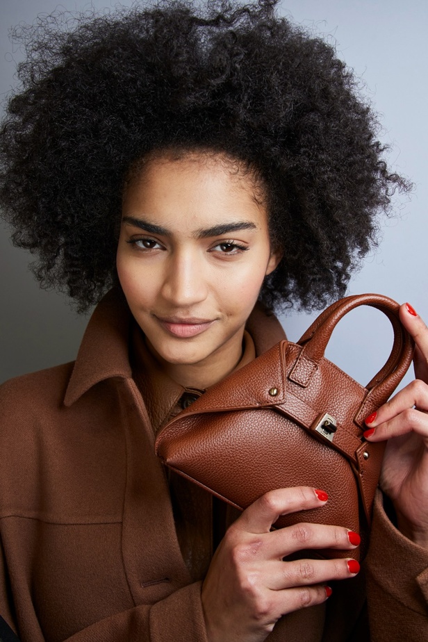 مجموعة Akris لخريف وشتاء 2023-2024 تعود بنا إلى السبعينيات