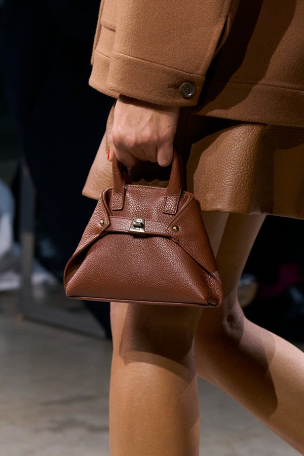 مجموعة Akris لخريف وشتاء 2023-2024 تعود بنا إلى السبعينيات