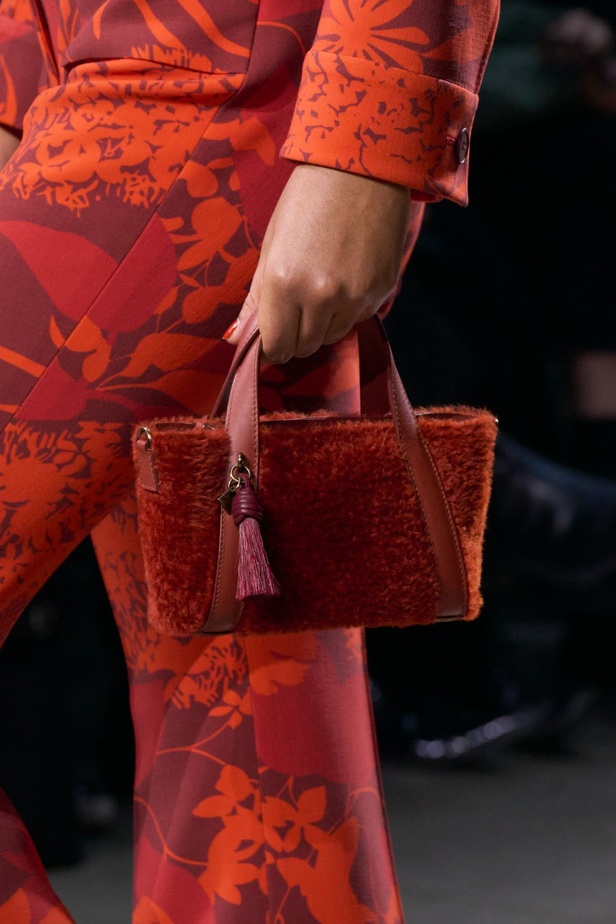 مجموعة Akris لخريف وشتاء 2023-2024 تعود بنا إلى السبعينيات