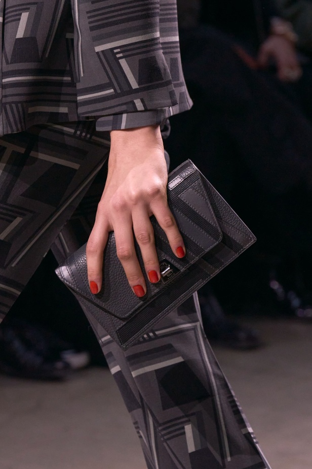 مجموعة Akris لخريف وشتاء 2023-2024 تعود بنا إلى السبعينيات