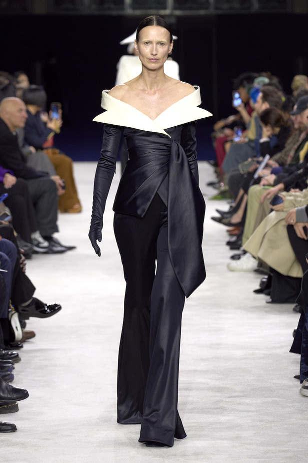 من مجموعة Balmain لموسم خريف وشتاء 2023-2024