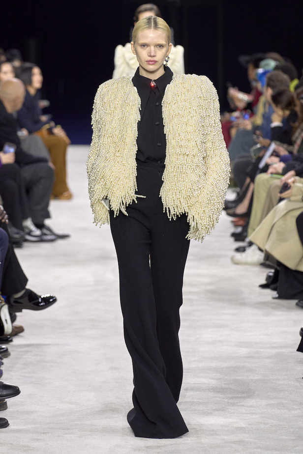 من مجموعة Balmain لموسم خريف وشتاء 2023-2024