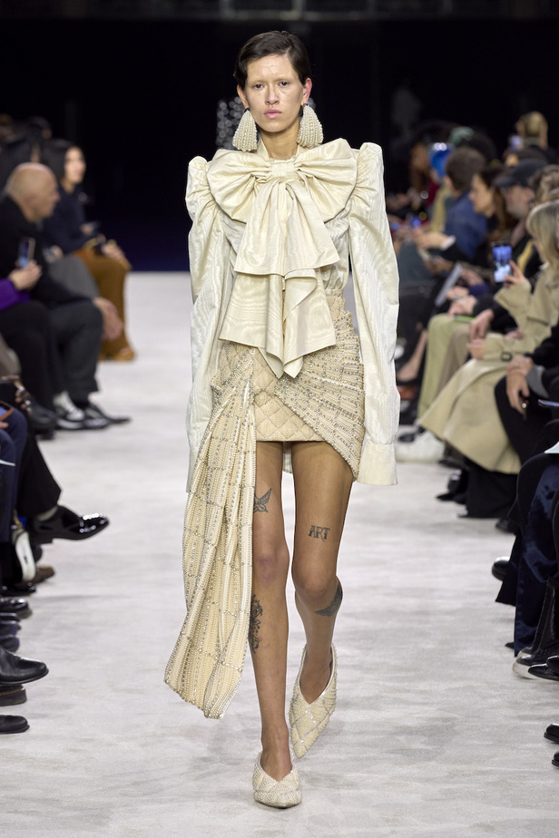 من مجموعة Balmain لموسم خريف وشتاء 2023-2024