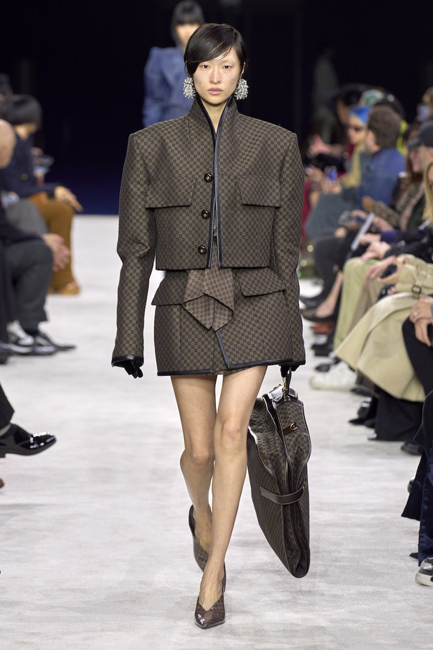 من مجموعة Balmain لموسم خريف وشتاء 2023-2024