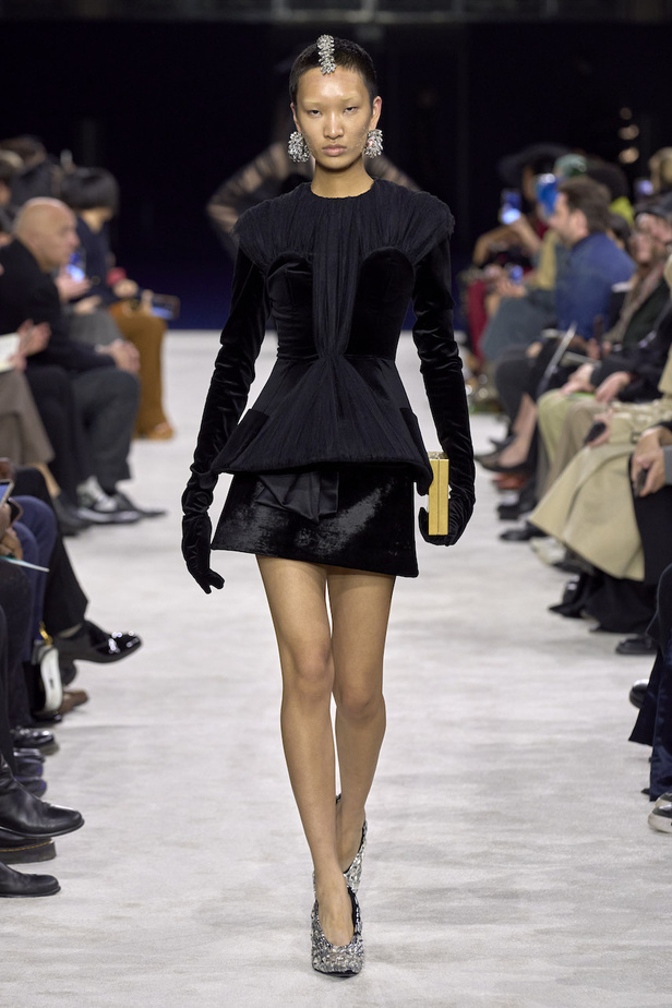 من مجموعة Balmain لموسم خريف وشتاء 2023-2024