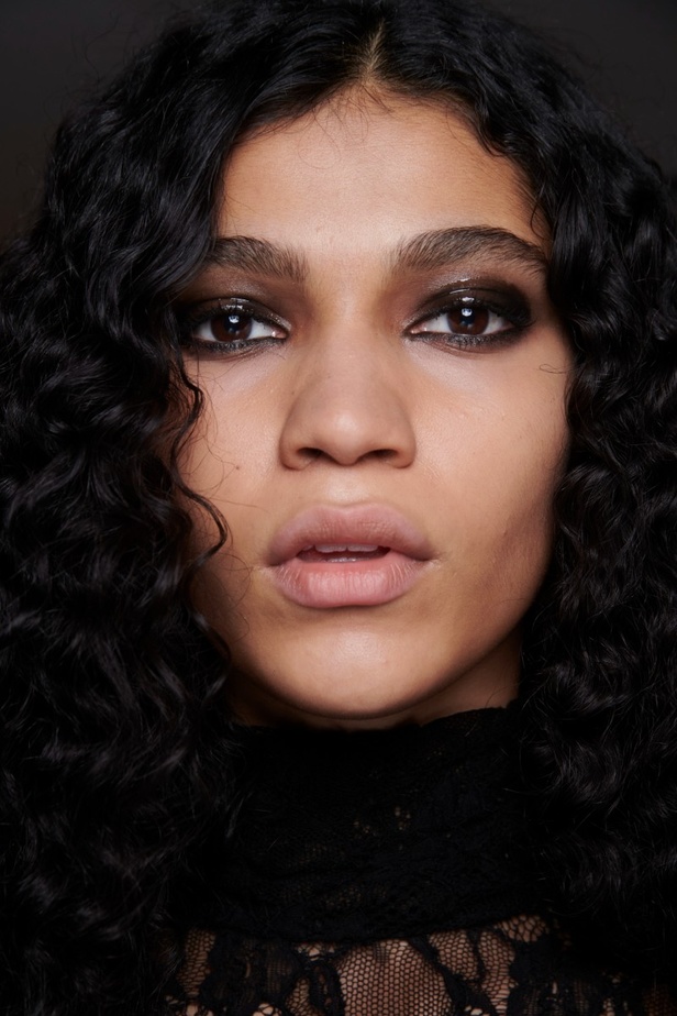 اطلالات جمالية من مجموعة Roberto Cavalli لخريف وشتاء 2024