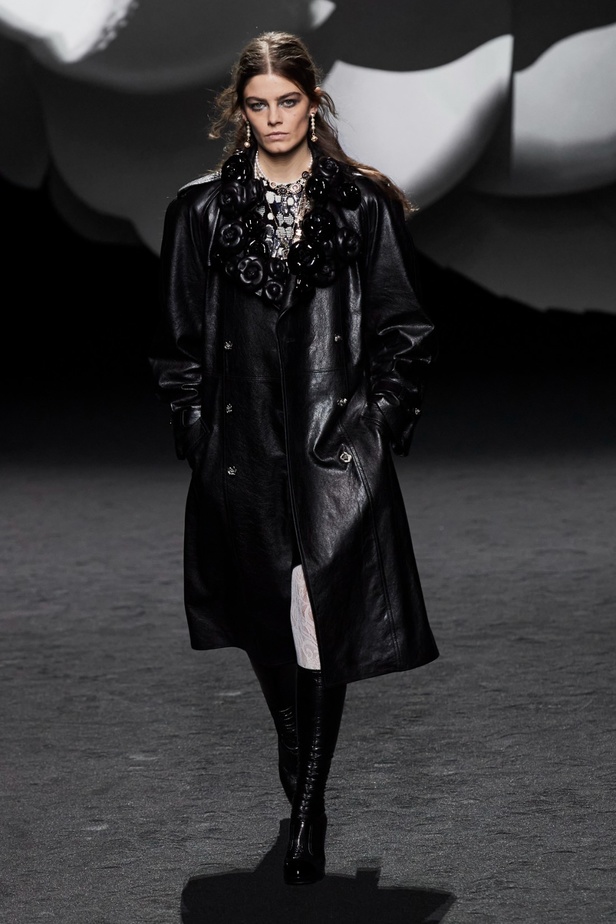 الكاميليا رمز أبدي لدار CHANEL... مجموعة خريف وشتاء 2023-2024 تزهر أناقةً وسحرًا