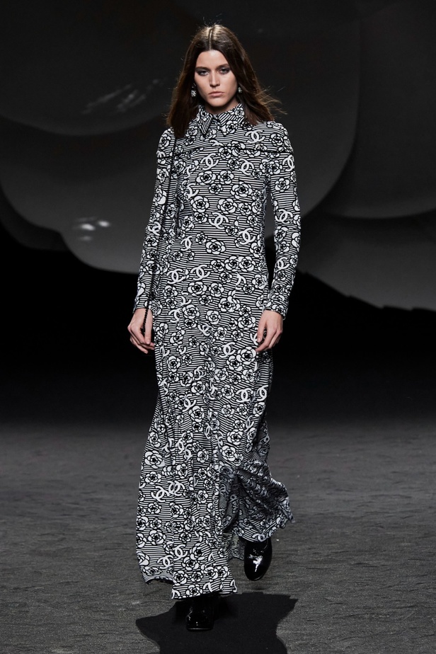 الكاميليا رمز أبدي لدار CHANEL... مجموعة خريف وشتاء 2023-2024 تزهر أناقةً وسحرًا