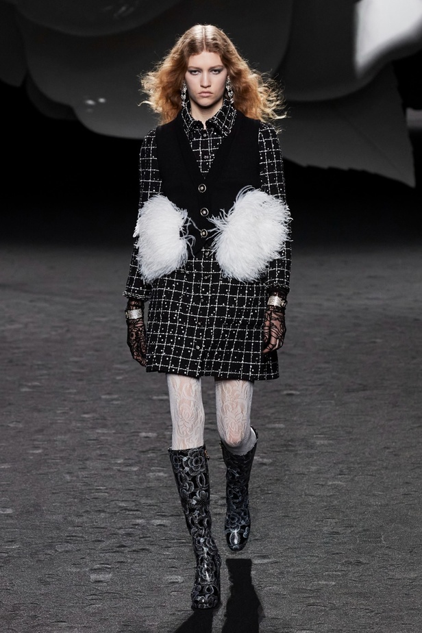 الكاميليا رمز أبدي لدار CHANEL... مجموعة خريف وشتاء 2023-2024 تزهر أناقةً وسحرًا