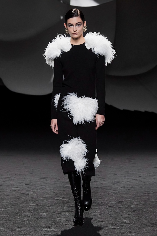 الكاميليا رمز أبدي لدار CHANEL... مجموعة خريف وشتاء 2023-2024 تزهر أناقةً وسحرًا