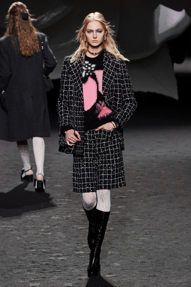 الكاميليا رمز أبدي لدار CHANEL... مجموعة خريف وشتاء 2023-2024 تزهر أناقةً وسحرًا