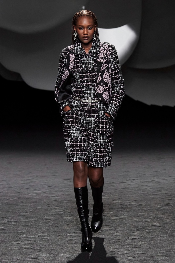 الكاميليا رمز أبدي لدار CHANEL... مجموعة خريف وشتاء 2023-2024 تزهر أناقةً وسحرًا