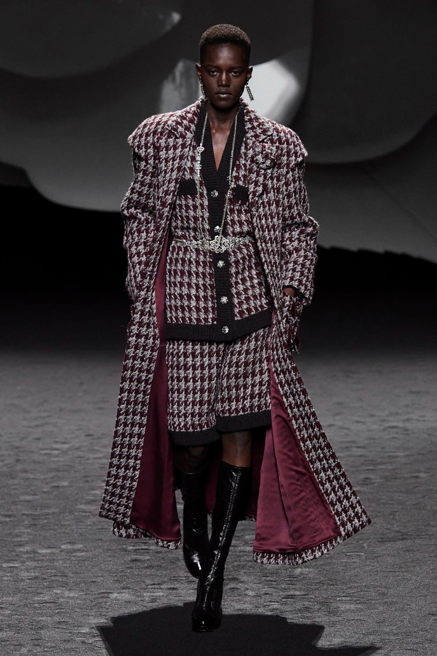 الكاميليا رمز أبدي لدار CHANEL... مجموعة خريف وشتاء 2023-2024 تزهر أناقةً وسحرًا