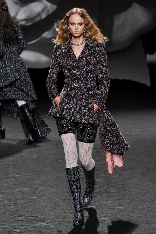 الكاميليا رمز أبدي لدار CHANEL... مجموعة خريف وشتاء 2023-2024 تزهر أناقةً وسحرًا