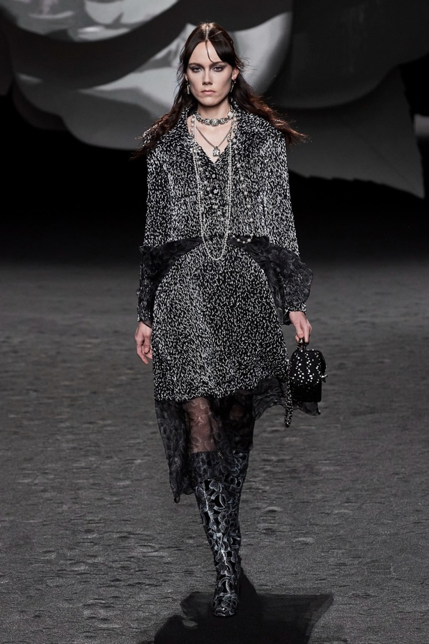 الكاميليا رمز أبدي لدار CHANEL... مجموعة خريف وشتاء 2023-2024 تزهر أناقةً وسحرًا