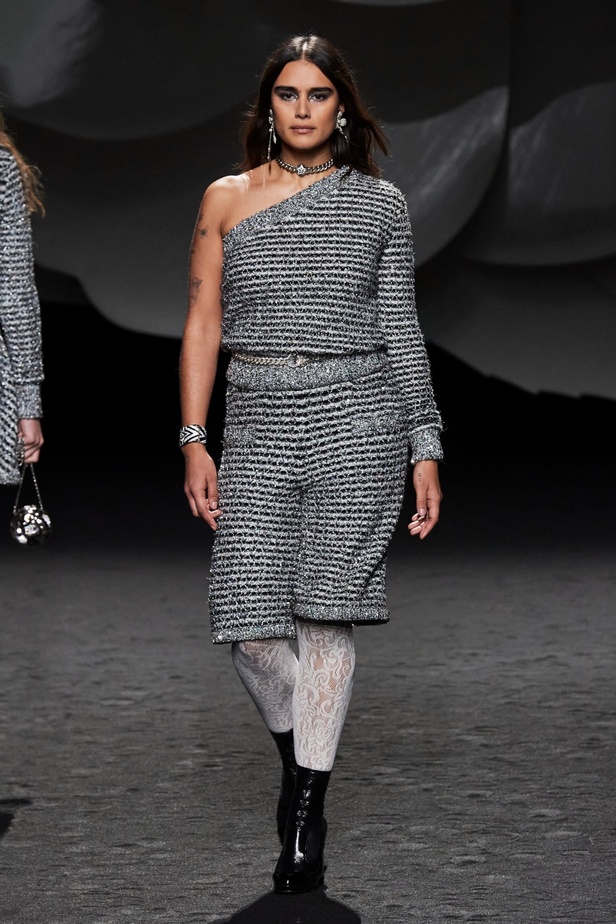 الكاميليا رمز أبدي لدار CHANEL... مجموعة خريف وشتاء 2023-2024 تزهر أناقةً وسحرًا