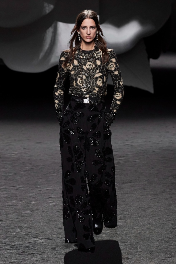 الكاميليا رمز أبدي لدار CHANEL... مجموعة خريف وشتاء 2023-2024 تزهر أناقةً وسحرًا