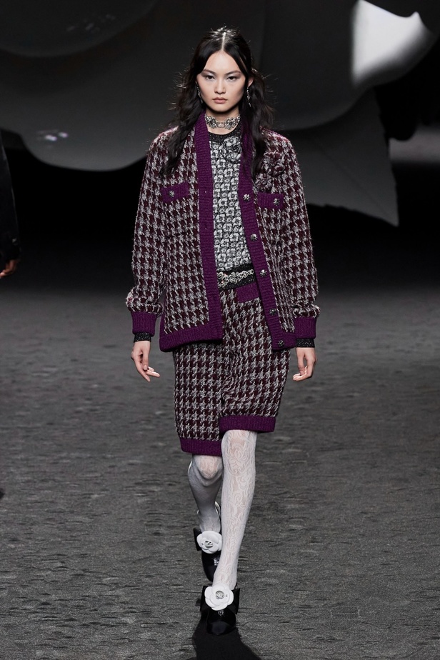 الكاميليا رمز أبدي لدار CHANEL... مجموعة خريف وشتاء 2023-2024 تزهر أناقةً وسحرًا