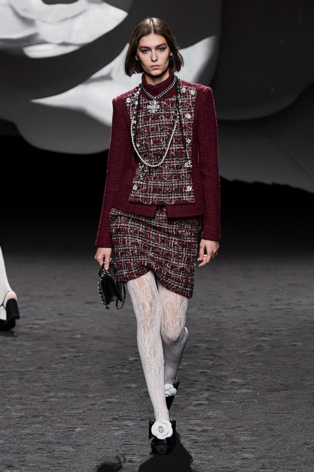 الكاميليا رمز أبدي لدار CHANEL... مجموعة خريف وشتاء 2023-2024 تزهر أناقةً وسحرًا