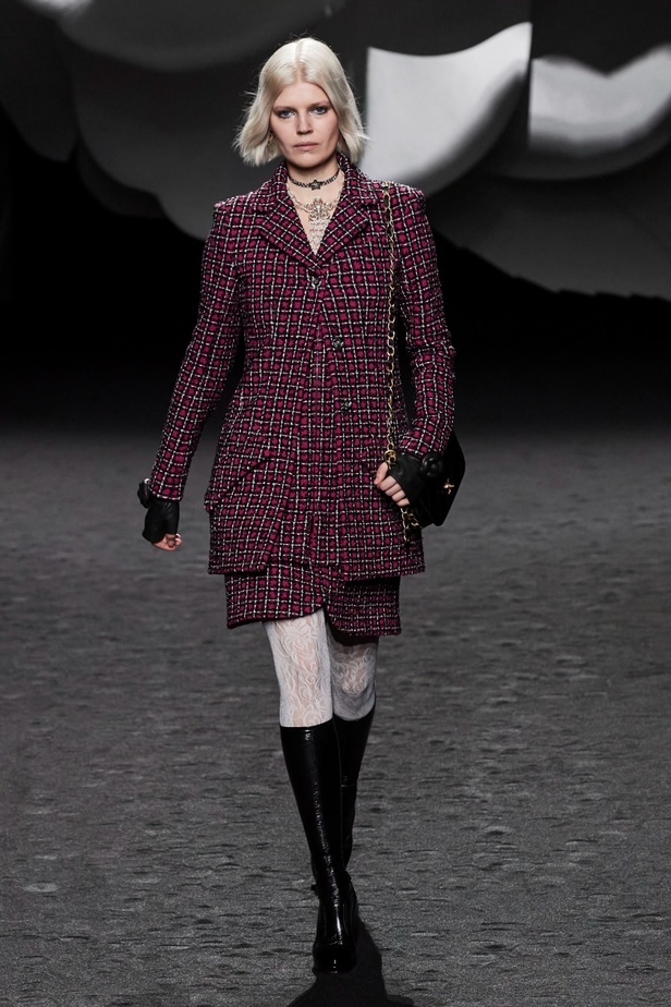 الكاميليا رمز أبدي لدار CHANEL... مجموعة خريف وشتاء 2023-2024 تزهر أناقةً وسحرًا