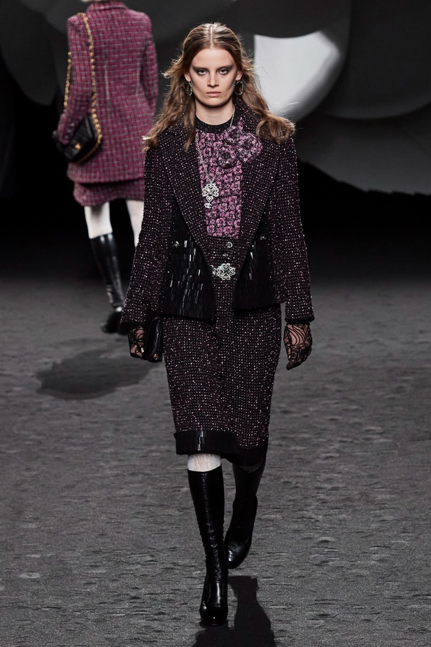 الكاميليا رمز أبدي لدار CHANEL... مجموعة خريف وشتاء 2023-2024 تزهر أناقةً وسحرًا