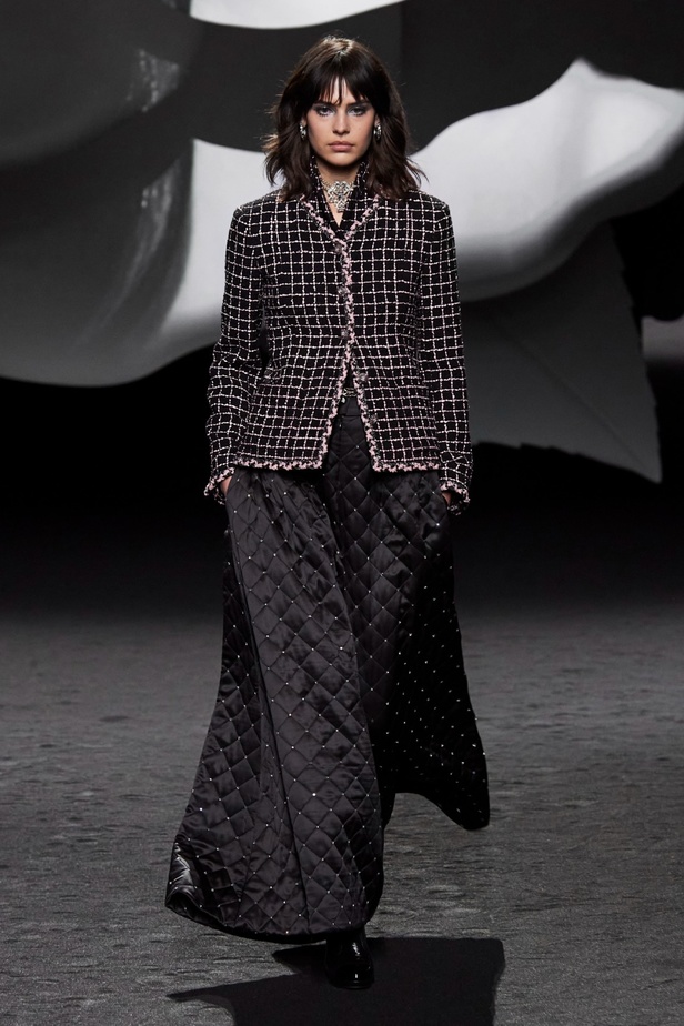 الكاميليا رمز أبدي لدار CHANEL... مجموعة خريف وشتاء 2023-2024 تزهر أناقةً وسحرًا